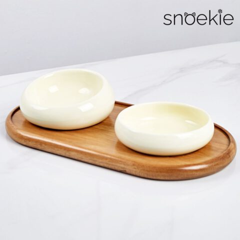 snoekie Erhöhtes Porzellan-Doppelnapfset mit Holzständer – 36.5×19×11 cm, Schrägdesign, Spülmaschinenfest, Hochtemperaturgebrannt