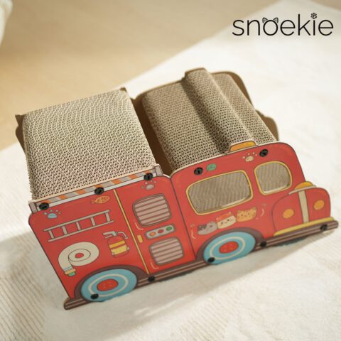 SNOEKIE Feuerwehr Katzen Kratzhaus aus Wellpappe und MDF, 55 x 23 x 30 cm, Katzenhöhle mit Kratzbrett, stabiler Katzenkratzer im Feuerwehr-Design, 1,9 kg