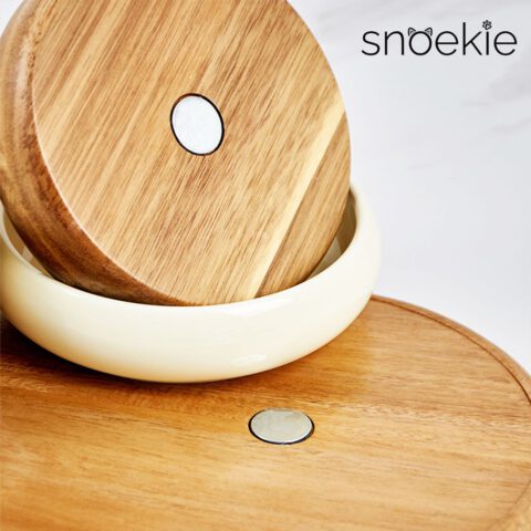 snoekie Erhöhtes Porzellan-Doppelnapfset mit Holzständer – 36.5×19×11 cm, Schrägdesign, Spülmaschinenfest, Hochtemperaturgebrannt