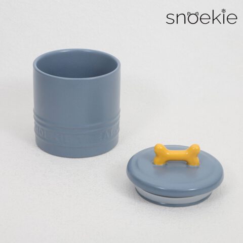 SNOEKIE Design-Leckerlibehälter aus Porzellan, Vorratsdose mit Silikondichtung für Hundesnacks und Katzenleckerlis – 10 x 10 x 13,5 cm, 500 ml / 230 g, spülmaschinengeeignet, mit knochenförmigem Griff