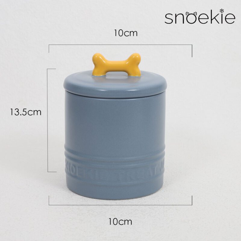 SNOEKIE Design-Leckerlibehälter aus Porzellan, Vorratsdose mit Silikondichtung für Hundesnacks und Katzenleckerlis – 10 x 10 x 13,5 cm, 500 ml / 230 g, spülmaschinengeeignet, mit knochenförmigem Griff