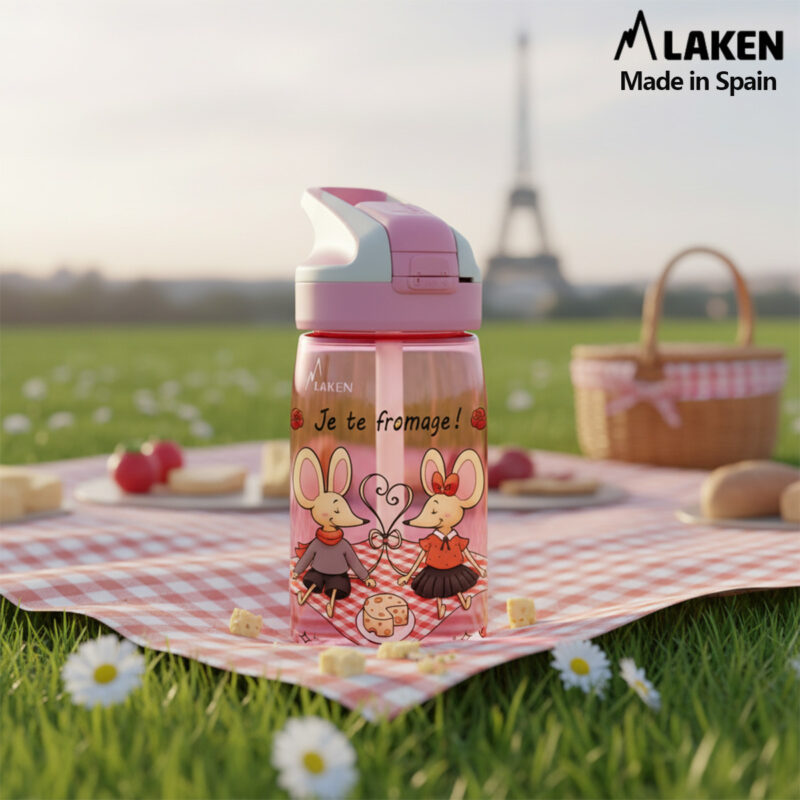 b2071d2d-e2b5-4b86-b1d9-9e1f50f30cf1_1200x1200.jpeg.format.jpg Laken Tritan Trinkflasche 450 ml – Kinderflasche mit Sicherheitsverschluss und Klappdeckel – Auslaufsicher FROMAGE