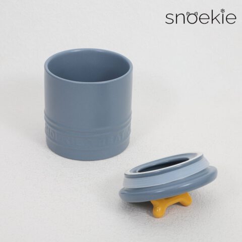SNOEKIE Design-Leckerlibehälter aus Porzellan, Vorratsdose mit Silikondichtung für Hundesnacks und Katzenleckerlis – 10 x 10 x 13,5 cm, 500 ml / 230 g, spülmaschinengeeignet, mit knochenförmigem Griff
