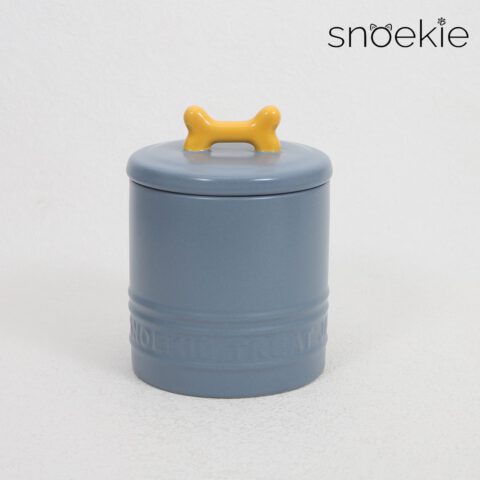 SNOEKIE Design-Leckerlibehälter aus Porzellan, Vorratsdose mit Silikondichtung für Hundesnacks und Katzenleckerlis – 10 x 10 x 13,5 cm, 500 ml / 230 g, spülmaschinengeeignet, mit knochenförmigem Griff