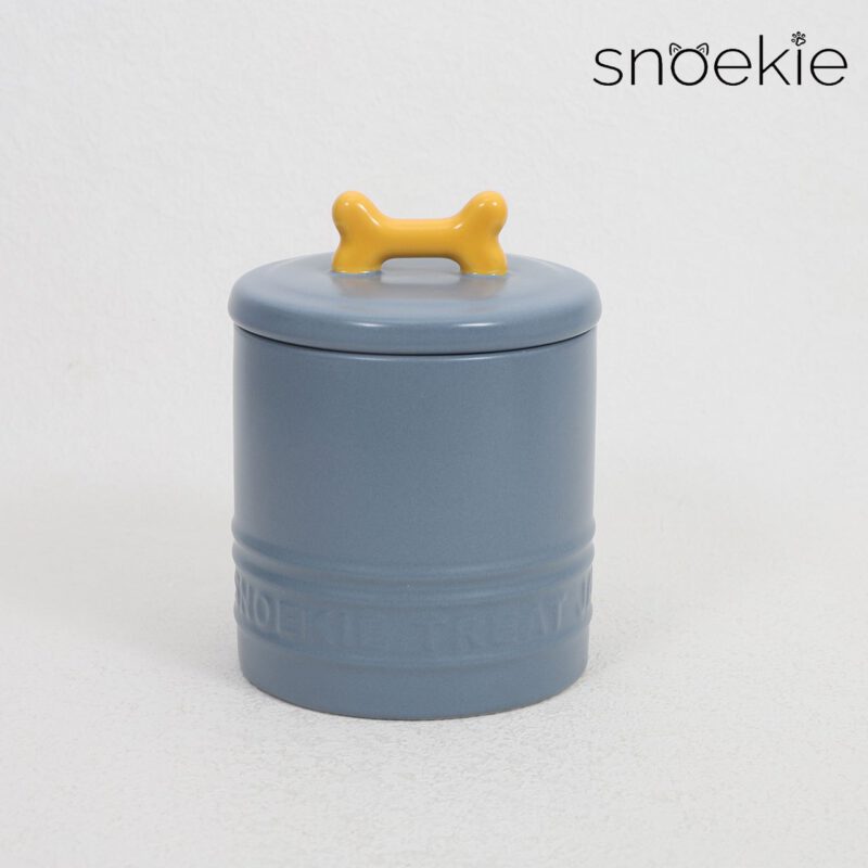 SNOEKIE Design-Leckerlibehälter aus Porzellan, Vorratsdose mit Silikondichtung für Hundesnacks und Katzenleckerlis – 10 x 10 x 13,5 cm, 500 ml / 230 g, spülmaschinengeeignet, mit knochenförmigem Griff