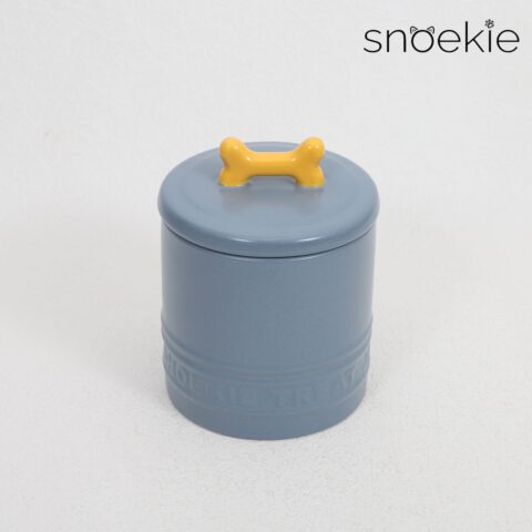 SNOEKIE Design-Leckerlibehälter aus Porzellan, Vorratsdose mit Silikondichtung für Hundesnacks und Katzenleckerlis – 10 x 10 x 13,5 cm, 500 ml / 230 g, spülmaschinengeeignet, mit knochenförmigem Griff