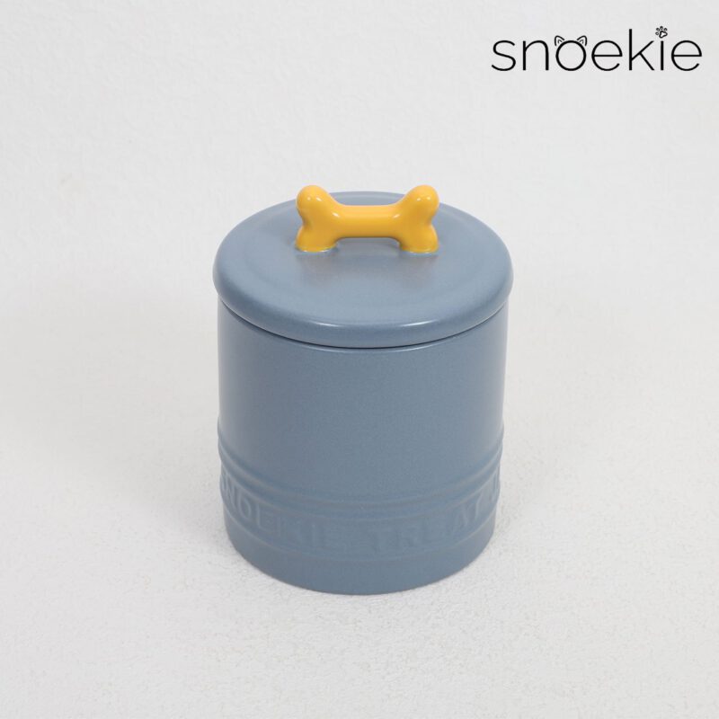 SNOEKIE Design-Leckerlibehälter aus Porzellan, Vorratsdose mit Silikondichtung für Hundesnacks und Katzenleckerlis – 10 x 10 x 13,5 cm, 500 ml / 230 g, spülmaschinengeeignet, mit knochenförmigem Griff