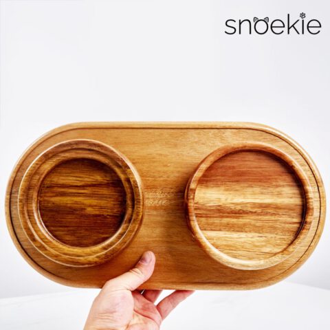 snoekie Erhöhtes Porzellan-Doppelnapfset mit Holzständer – 36.5×19×11 cm, Schrägdesign, Spülmaschinenfest, Hochtemperaturgebrannt